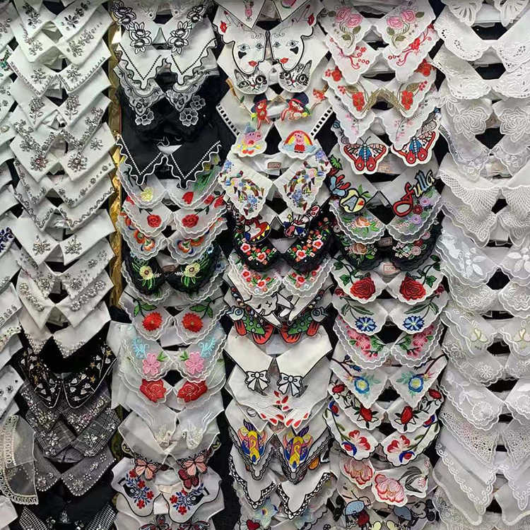 Como uma gola de renda falsa pode transformar as roupas do dia a dia?