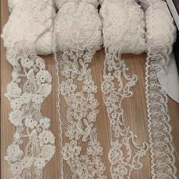 A moda e requintada malha poliéster bordada renda para roupas femininas